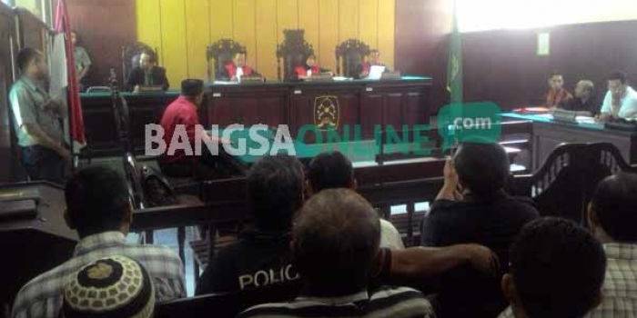 Suasana sidang gugatan ijazah palsu di Pengadilan Negeri Kabupaten Kediri. foto: dendi martoni/BANGSAONLINE