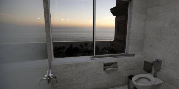 Toilet dengan pemandangan Samudera Pasifik terlihat di Huntley Hotel di Santa Monica, California, Amerika Serikat, 30 September 2015.
Reuters / Lucy Nicholson
