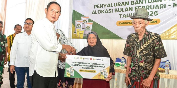 Bupati Lamongan Yuhronur Efendi saat menyerahkan bantuan secara simbolis ke warga.