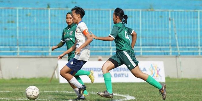 imbangi-banyuwangi-1-1-tim-sepak-bola-putri-kota-batu-lolos-ke-semifinal-porprov-ix-jatim-2025