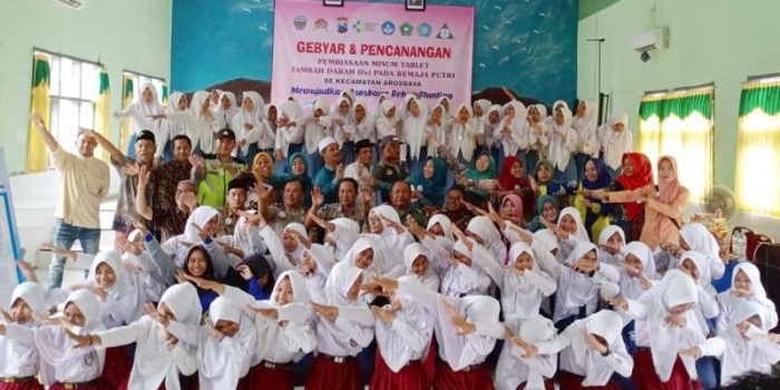 Para remaja putri foto bersama Camat Arosbaya Mahrus beserta jajaran Puskesmas Arosbaya dan Tongguh usai pencanangan minum tablet tambah darah.