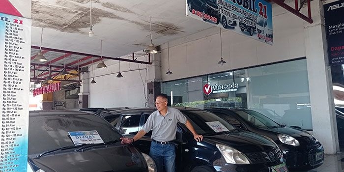 Owner SS Mobil 21, Sugeng Sumarsono, saat ditemui di showroom Maspion Square Surabaya.