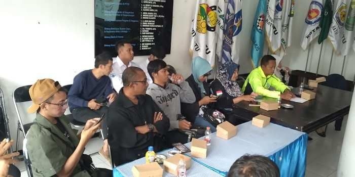 Wakil Ketua KONI Kota Batu Sumadi (tengah) saat memimpin rapat persiapan porprov.