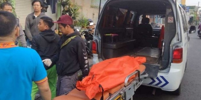 Korban berjenis kelamin pria yang diduga bunuh diri tertabrak kereta api di perlintasan Jalan Mahakam, Kelurahan Rampal, Celaket, Kecamatan Klojen, Kota Malang, Jumat (19/4/2024).