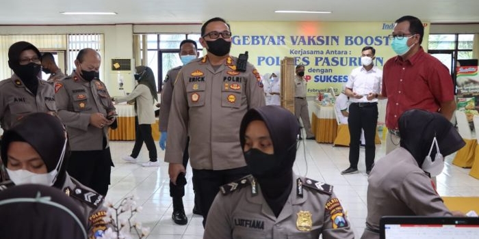 Kapolres Pasuruan AKBP Erick Frendriz didampingi Danramil Beji, PJU Polres Pasuruan saat mengikuti kegiatan zoom meeting Kapolri terkait vaksinasi serentak se-Indonesia.