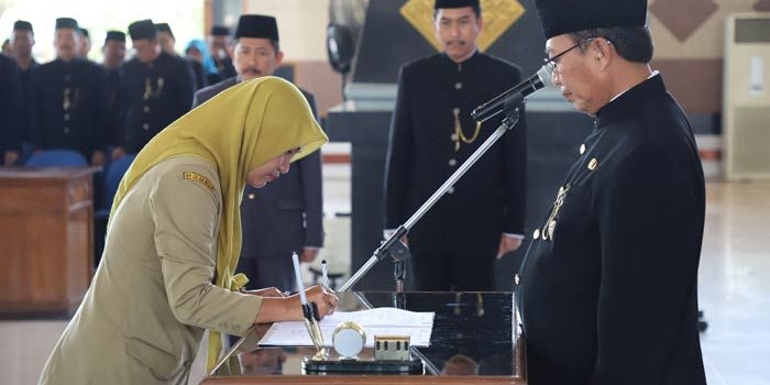 Perwakilan eselon III dan IV menandatangani surat pengangkatan dalam jabatan.