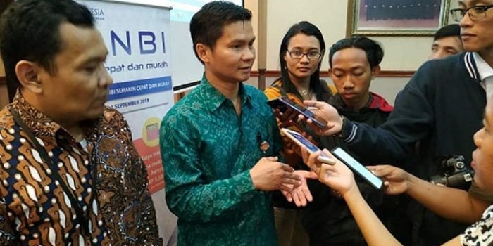 Kepala Tim Advisory dan Pengembangan Ekonmi Kantor Perwakilan Bank Indonesia Kediri Nasrullah didampingi Kepala Unit Operasional Sistem Pembayaran Anang Samsoe Moeljanto saat jumpa pers. foto: Arif Kurniawan/ BANGSAONLINE