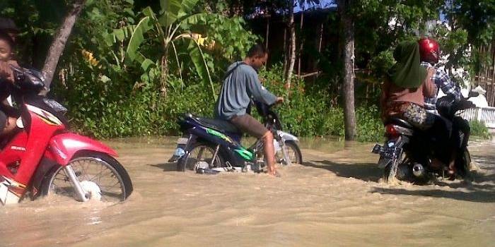Jalan antar kecamatan terendam air setinggi 40 centi meter. Banjir akibat melubernya kali mekuris di Desa Simbatan Kanor. Foto: Eky Nurhadi/BangsaOnline