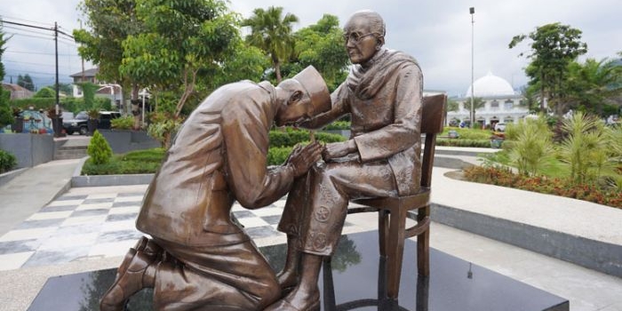 Patung Bung Karno sedang sungkem ke ibunya ini bernilai Rp 1,5 miliar.