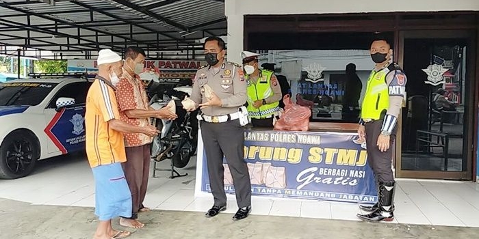 Warung Berkah Nasi Gratis di Pos Induk Satlantas Polres Ngawi.