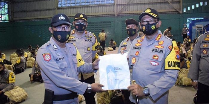 Kapolresta Sidoarjo Kombes Pol. Sumardji saat menyerahkan APD secara simbolis kepada petugas yang akan mengamankan pilkada.