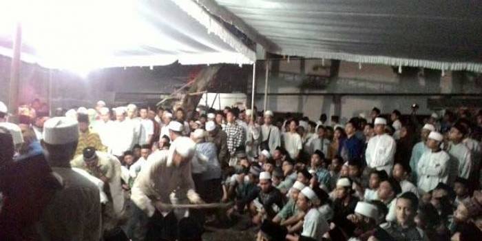 Suasana pemakaman Kiai Dimyati Roml di komplek pemakaman Pondok Pesantren Darul Ulum, Rejoso, Kecamatan Peterongan, Kabupaten Jombang, Rabu (18/05) malam. foto: romza/ BANGSAONLINE