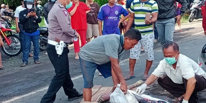 Jenazah korban sedang dievakuasi petugas.