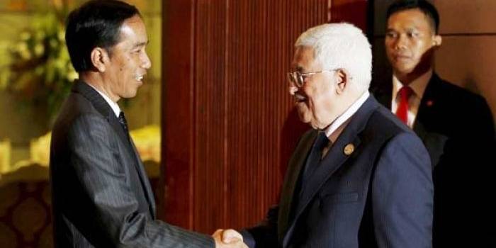 Presiden Joko Widodo dan Presiden Palestina Mahmoud Abbas berjabat tangan saat bertemu dalam acara KTT LB OKI di JCC Senayan, Jakarta, Minggu (6/3). foto: merdeka.com