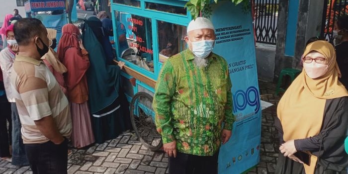 Ketua Pimpinan Daerah Aisyiyah Sidoarjo, ST Zubaidah Syafi’i (kanan), didampingi Ketua PDM Sidoarjo, Zainul Muslimin, di sela kegiatan sosial bersama PKL. Foto: Ist