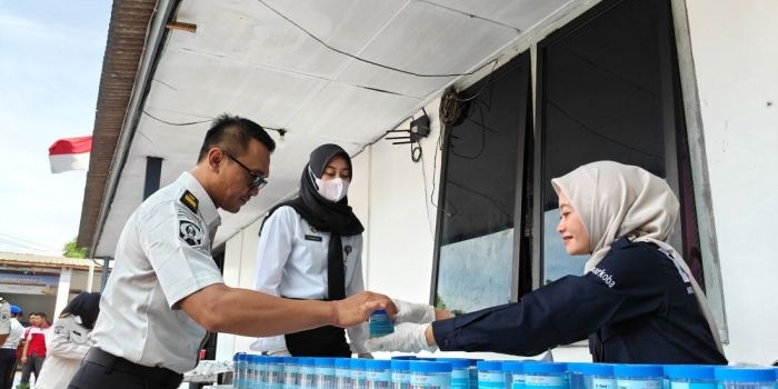 ​kalapas-blitar-ikut-tes-urine-bareng-warga-binaan-hasil-razia-temukan-kartu-remi-hingga-speaker