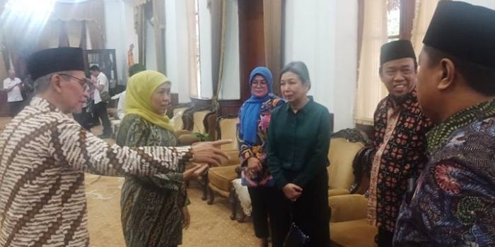Ketua DPW Partai NasDem Jatim, Sri Sajekti Sudjunadi memperkenalkan anggota Fraksi NasDem periode 2019-2024 kepada Gubernur Jatim, Khofifah Indar Parawansa di Gedung Negara Grahadi. foto: DIDI ROSADI/ BANGSAONLINE