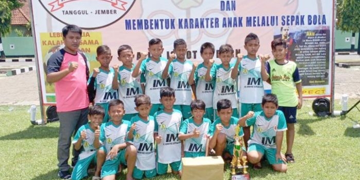 Tim IM Al Anwar U10 foto bareng setelah menerima piala juara II “Indonesia Muda Cup IV Tournament Football Kids 2020” tingkat Jawa - Bali.