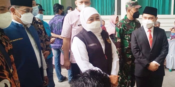 Gus Barra mendampingi Gubernur Khofifah memantau langsung pelaksanaan vaksinasi TNI-Polri di Kampus IKHAC Pacet, Mojokerto.