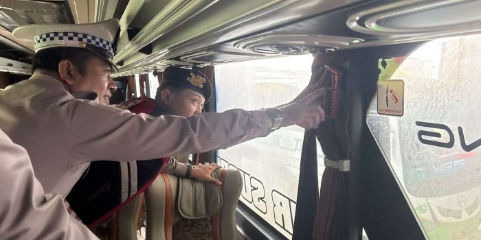 operasi-zebra-semeru-2025-polres-sumenep-gelar-ramp-check-bus-di-terminal-arya-wiraraja