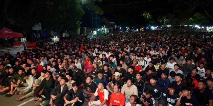 dibuka-shalawatan-warga-kediri-nobar-timnas-indonesia-vs-china-sambil-takbiran