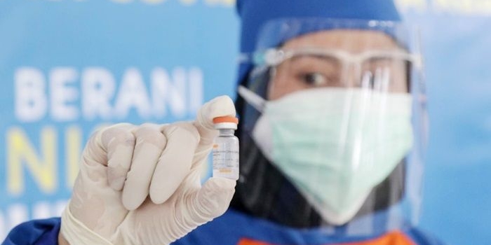 Tenaga kesehatan di Kota Kediri saat menunjukkan vaksin yang akan disuntikkan kepada warga. foto: ist. 