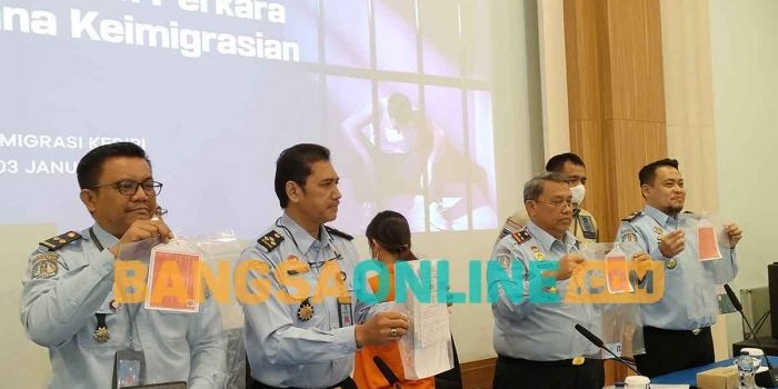 Kabid Intelijen dan Penindakan, Kanwil Kemenkumham Jawa Timur, Junaedi (nomor 2 dari kiri), dan Kepala Kantor Imigrasi Kediri, Erdiansyah (nomor 3 dari kiri), saat menunjukkan barang bukti dan tersangka REP. Foto: MUJI HARJITA/BANGSAONLINE