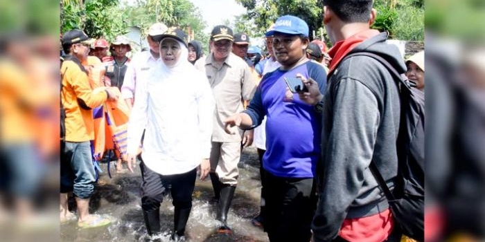 Gubernur Khofifah Indar Parawansa didampingi Wabup Pungkasiadi meninjau langsung korban banjir Desa Tempuran Kecamatan Sooko, Senin (6/5) siang.

