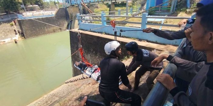 asah-siaga-hadapi-bencana-frpb-pamekasan-gelar-latihan-vertical-rescue-di-dam-samiran