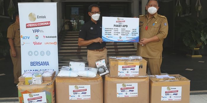 Wali Kota Surabaya Whisnu Sakti Buana menerima langsung bantuan ratusan APD di Halaman Balai Kota Surabaya, Selasa (16/2/2021). (foto: ist)