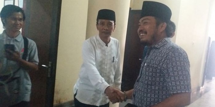Hotib Marzuki (kanan) Wakil Ketua dari PKB mengucapkan selamat kepada Hosyan Mohammad (baju putih) sebagai Wakil Ketua DPRD dari PPP setelah rekomendasinya dari DPP turun, Senin (09/09/2019).
