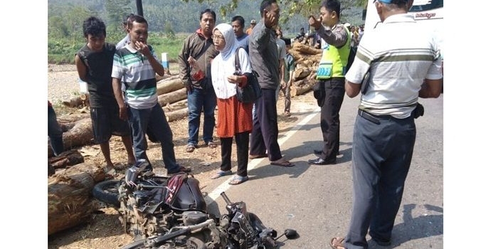 Kondisi motor korban yang hancur setelah bertabrakan dengan bus. foto: IST.