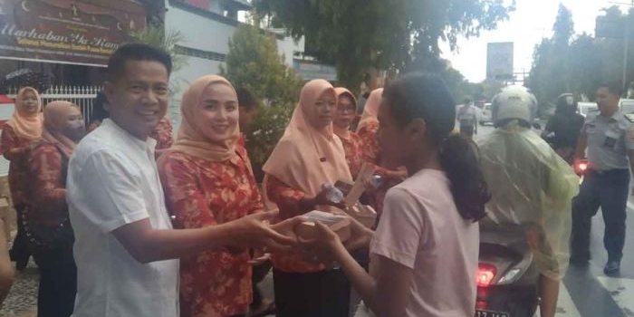 jelang-buka-puasa-dharma-wanita-dan-pegawai-lapas-ngawi-bagikan-bingkisan-takjil