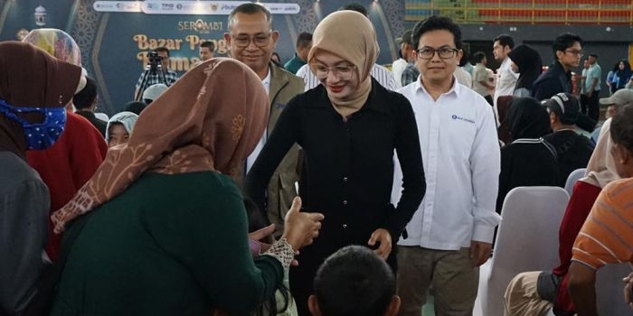 Wali Kota Kediri Vinanda Prameswati bersama Kepala Perwakilan Bank Indonesia Kediri Yayat Cadarajat saat meninjau pelaksanaan Bazar Pangan Ramadhan. Foto: Ist.