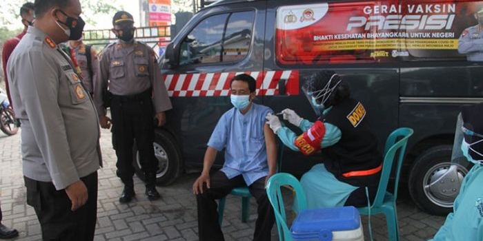 Tim Satgas Polres Bojonegoro turun ke lapangan dengan Mobil Astuti Center yang menyediakan vaksin secara gratis. (foto: ist)