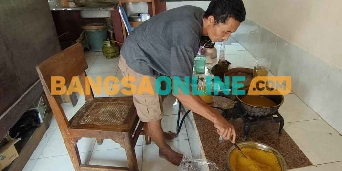 Salah satu pegawai Klinik Herbal Taman Toga Wahyu Alam saat mengolah bahan sampai menjadi bubuk siap dikemas dalam wadah plastik 1 kg. Foto: MUJI HARJITA/BANGSAONLINE 