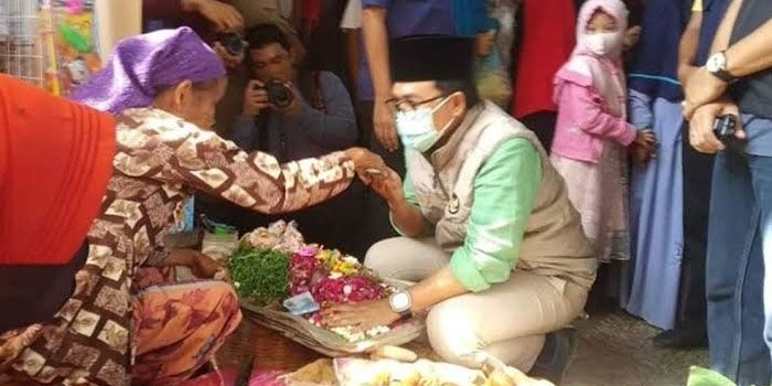 Bupati Pamekasan, Baddrut Tamam, saat blusukan ke pasar-pasar tradisional untuk memastikan harga dan stok bahan pokok jelang lebaran tahun ini.