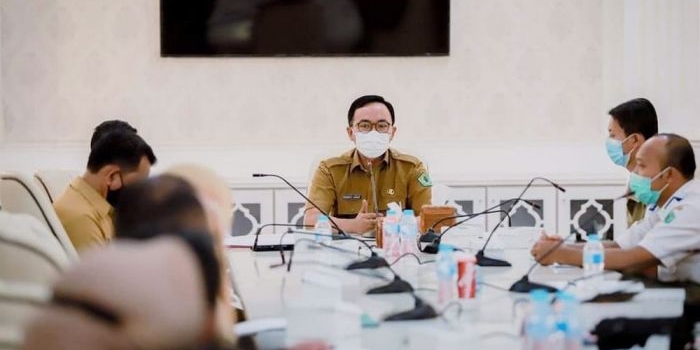 Bupati Pamekasan H. Baddrut Tamam saat mengumpulkan ASN yang akan meneruskan pendidikan S2 dengan biaya dari Pemkab Pamekasan. 