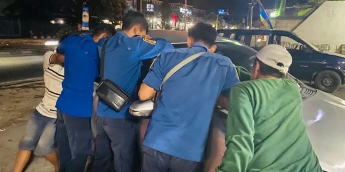 kurang-dari-5-menit-damkar-lamongan-bantu-buka-mobil-warga-surabaya-yang-terkunci-dari-dalam