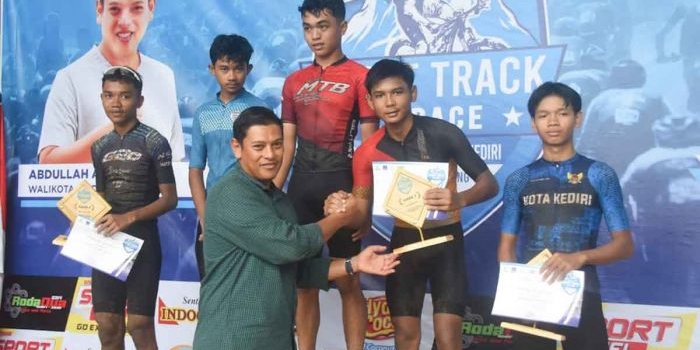 Wali Kota Kediri, Abdullah Abu Bakar, saat menyerahkan piala dan penghargaan kepada para pemenang pada kategori Men Youth. Foto: Ist