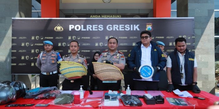 Kapolres Gresik AKBP Ramadhan Nasution menunjukkan barang bukti ayam jago yang digunakan para pelaku untuk judi sabung ayam. foto: ist.