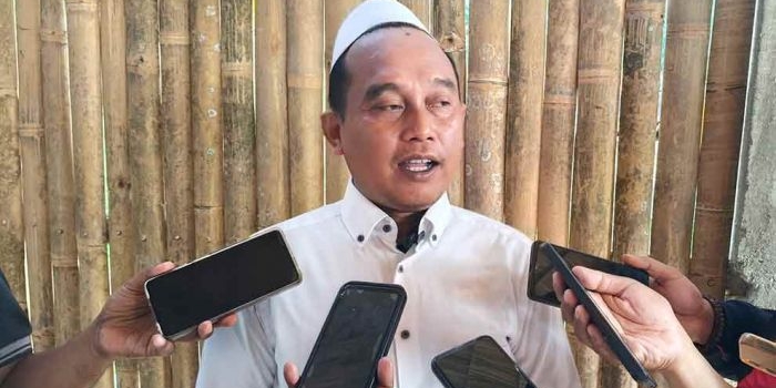 Pengasuh Ponpes Roudhotul Ibaad, KH Basori Alwi, saat memberi keterangan kepada wartawan. Foto: Muji Harjita/Bangsaonline.