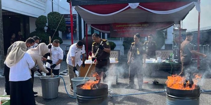 kejari-kabupaten-kediri-musnahkan-barang-bukti-tindak-pidana