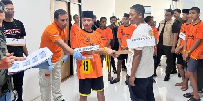 polres-pamekasan-gelar-rekonstruksi-tawuran-maut-di-depan-masjid-agung-ungkap-fakta-pembunuhan