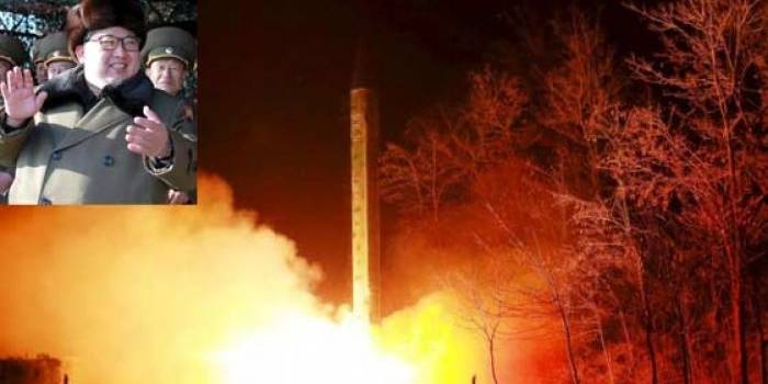 Roket balistik yang diluncurkan oleh Tentara Rakyat Korea di Pyongyang, 11 Maret 2016. Inset, ekspresi pemimpin Korea Utara Kim Jong-un yang tampak puas menyaksikan atraksi tank-tank tempurnya setelah sebelumnya meluncurkan roket balistik. foto: merdeka.com