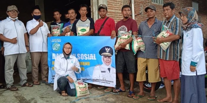 Relawan Jatim Berbagi mendistribusikan bantuan kepada korban banjir di Jember. foto: istimewa