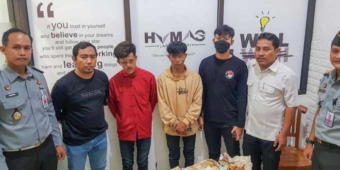 Kedua pelaku yang diduga menyeluncupkan nasi campur narkoba di Lapas Kelas IIA Kediri.