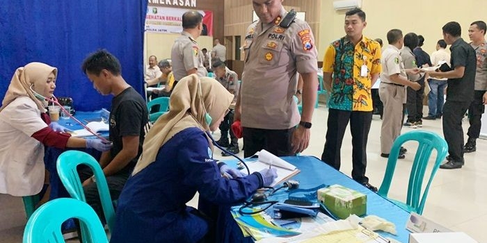 Tampak hadir dalam kegiatan tersebut, Kapolres Pamekasan AKBP Djoko Lestari, Wakapolres Kompol Moh Asrori Khadafi S.H., para pejabat utama, personel Polri, dan ASN Polres Pamekasan.