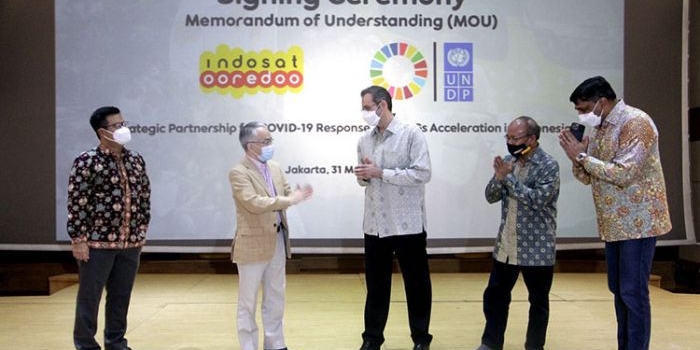 United Nations Development Programme (UNDP) dan Indosat Ooredoo menandatangani MoU penanggulangan pandemi Covid-19 dan percepatan pencapaian tujuan pembangunan berkelanjutan (SDGs) di Indonesia menggunakan teknologi digital inovatif. (foto: ist)
