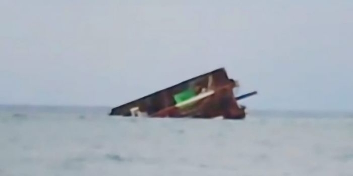 usai-kandas-tongkang-batu-bara-terguling-dan-tenggelam-di-perairan-mamburit-sumenep